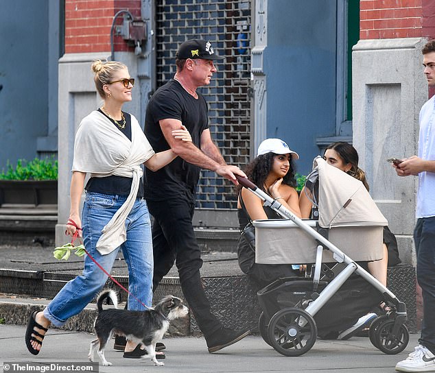 Stolze Eltern: Der Schauspieler, 55, und die ehemalige Schönheitskönigin, 31, wurden bei einem Spaziergang in New York City mit dem Ray-Donovan-Star fotografiert, der einen beigen Kinderwagen schob