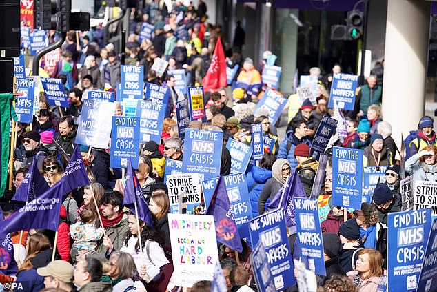 Eine Gruppe von Menschen versammelt sich in der Warren Street in London im Vorfeld eines „Support the Strikes“-Marsches aus Solidarität mit Krankenschwestern, Assistenzärzten und anderen NHS-Mitarbeitern