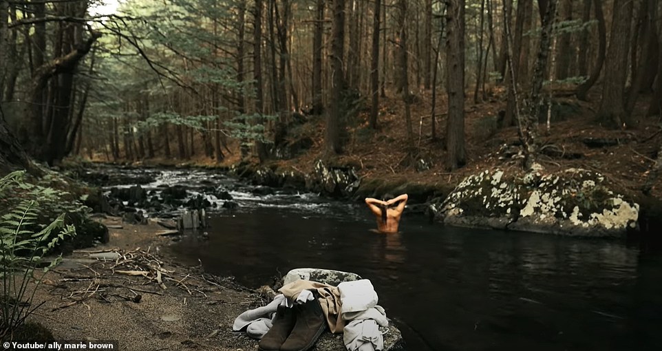 In einem Clip ist die 25-Jährige zu sehen, wie sie nackt zum Fluss hinunterwandert, um sich zu waschen