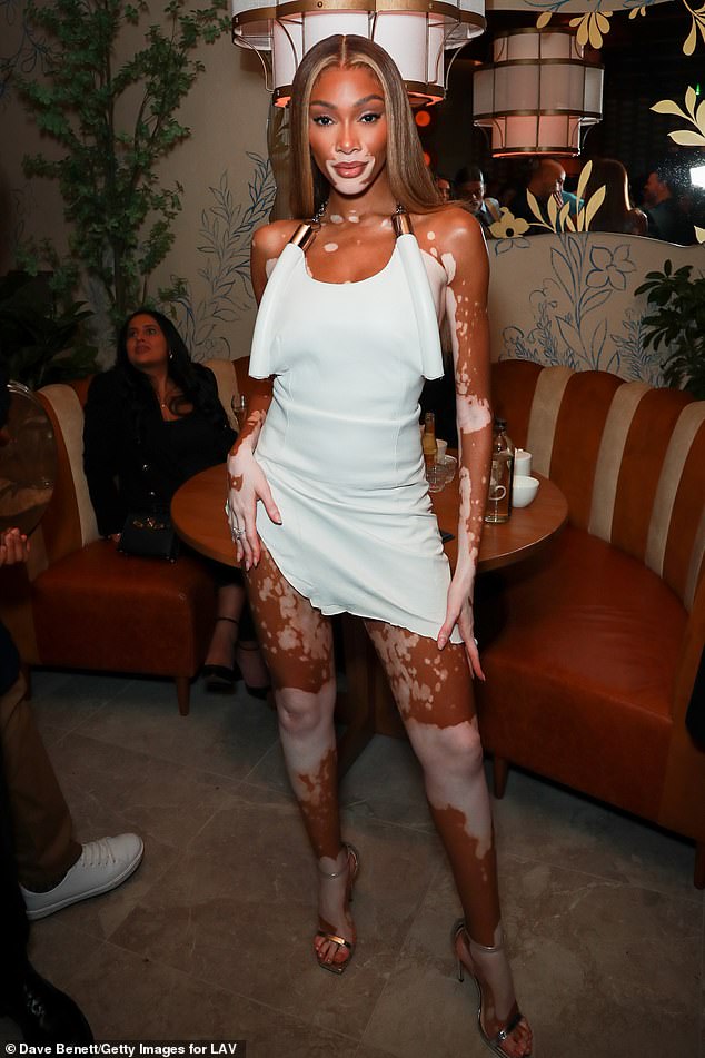 Unglaublich: Sie wurde bei der Veranstaltung von dem kanadischen Model Winnie, 29, begleitet, die sich in einem figurbetonten weißen Minikleid mit skurrilen Metallträgern sehr langbeinig zur Schau stellte