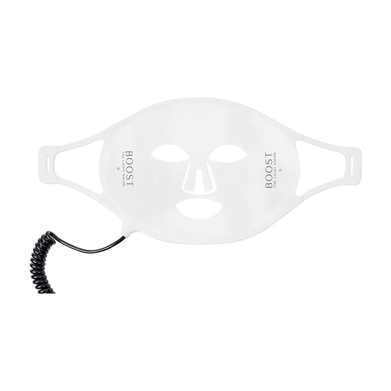 Die Light Salon Boost LED-Maske: Eine weiße LED-Gesichtsmaske mit schwarzem Ausgangskabel auf weißem Hintergrund