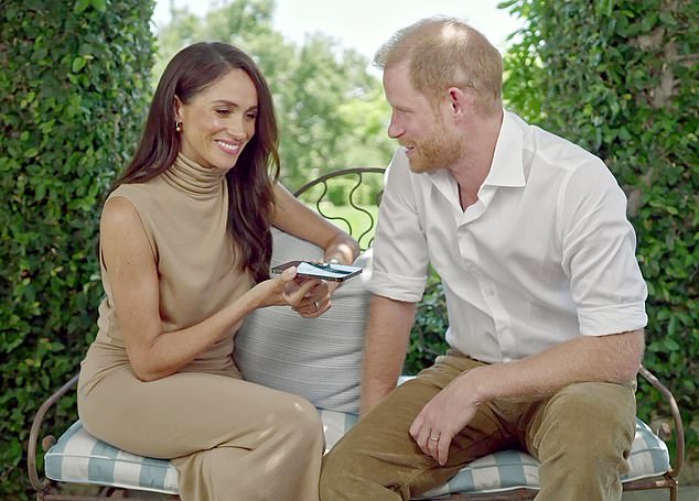 Während sie im August in einem Hochglanzvideo mit ihrem Ehemann Prinz Harry in einem Video für den Responsible Technology Youth Power Fund auftrat, gekleidet in ein elegantes braunes Outfit
