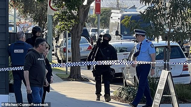 Die Polizei von New South Wales wurde zu einer Einheit in Stockton gerufen, nachdem Berichten zufolge eine Frau Menschen mit einer Axt bedroht hatte (im Bild: Beamte vor Ort).