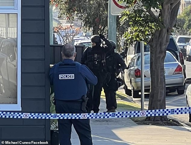Die Frau starb im Krankenhaus, nachdem sie von NSW-Polizeibeamten mit einem Taser attackiert worden war (im Bild, Beamte vor Ort)
