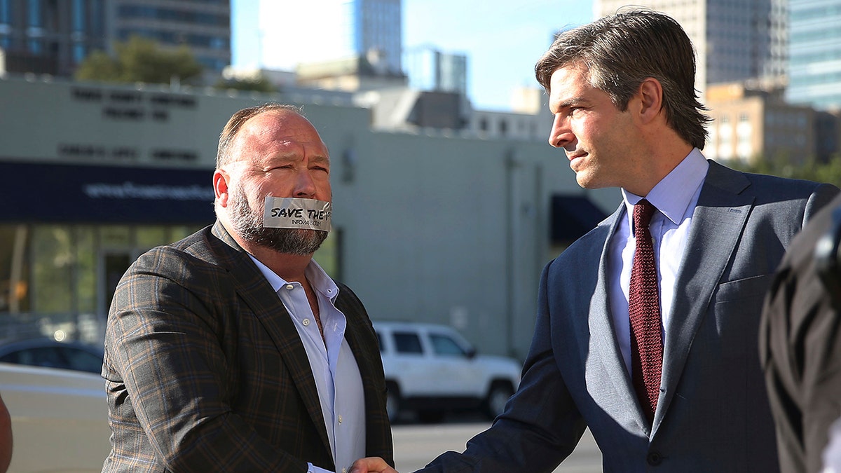 Alex Jones vor dem Gerichtsgebäude in Texas mit Klebeband über dem Mund