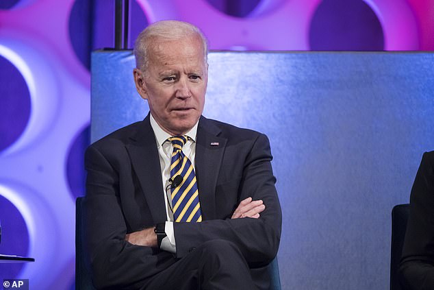 Der ehemalige Vizepräsident Joe Biden nimmt im April 2019 an einem Forum zur Opioid-Epidemie an der Universität teil