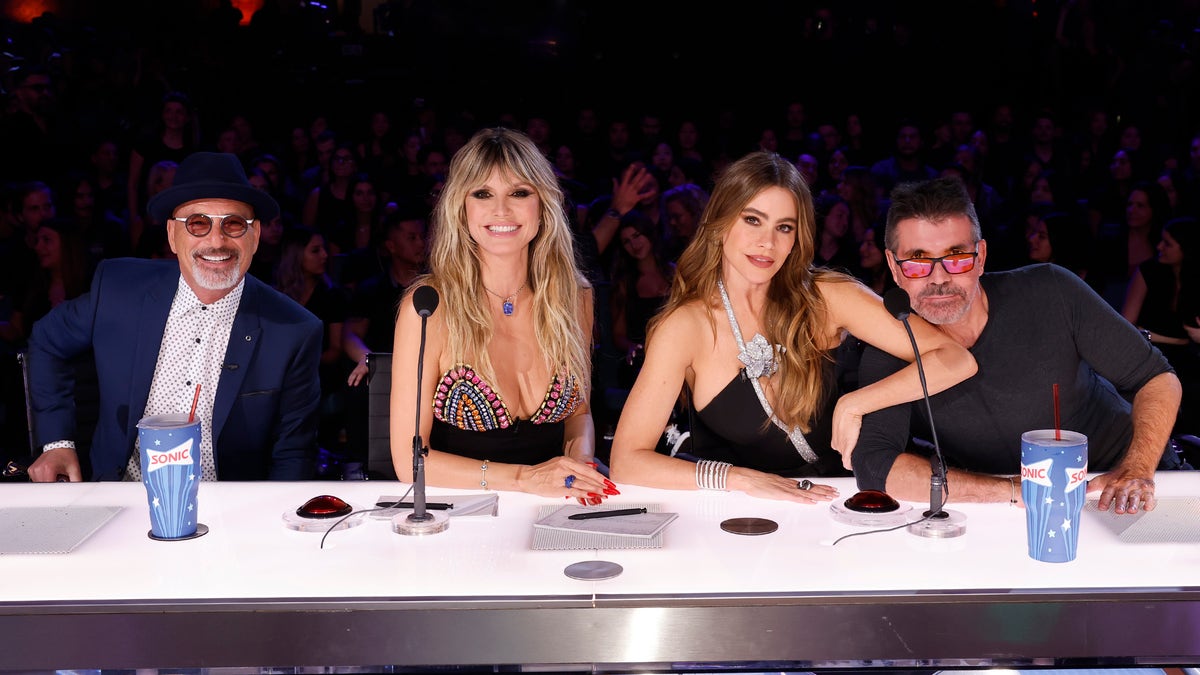 Howie Mandel, Heidi Klum, Sofia Vergara und Simon Cowell sitzen hinter dem Tisch von America's Got Talent