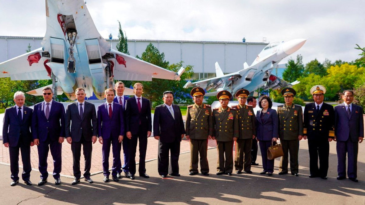 Kim Jong Un posiert für ein Foto in der Kampfflugzeugfabrik in Russland