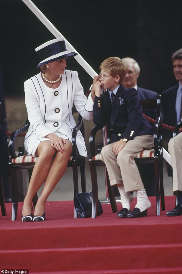Meghans heutige Outfit-Wahl erinnert an Prinzessin Dianas weißen Anzug von Tomasz Starzewski, den sie 1995 bei einer VJ Day Parade in London trug