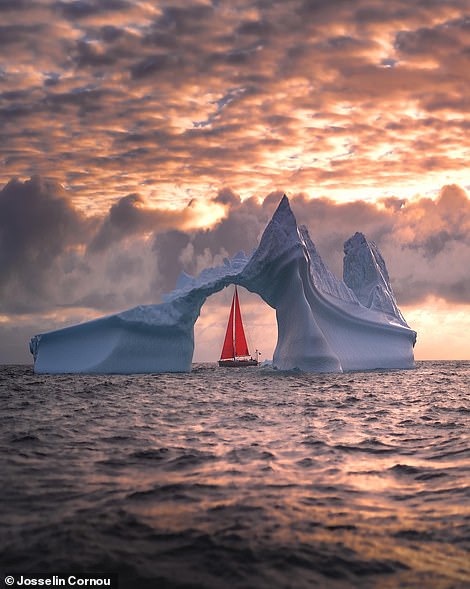 In dieser beeindruckenden Aufnahme ist ein Segelboot zu sehen, wie es vor der Küste Grönlands „durch die arktischen Gewässer gleitet“.  Bei der Aufnahme des Fotos verbrachte Cornou Zeit auf „kalten, rutschigen“ Bootsdecks und war mit „sich ständig ändernden Bedingungen“ konfrontiert, aber er sagt, dass „es sich gelohnt hat, den Sonnenaufgang und Sonnenuntergang vor dem Hintergrund atemberaubender, hoch aufragender Eisberge zu beobachten“.