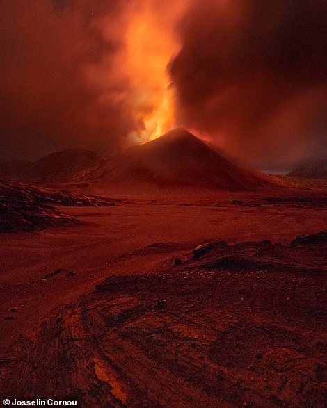 Dieses beeindruckende Bild zeigt einen ausbrechenden Stratovulkan in Vanuatu, einem Inselstaat im Pazifischen Ozean.  Cornou verrät, dass ihm die Erlaubnis erteilt wurde, auf dem Rand dieses Vulkans spazieren zu gehen und den „Vulkanausbruch aus nächster Nähe“ zu beobachten.