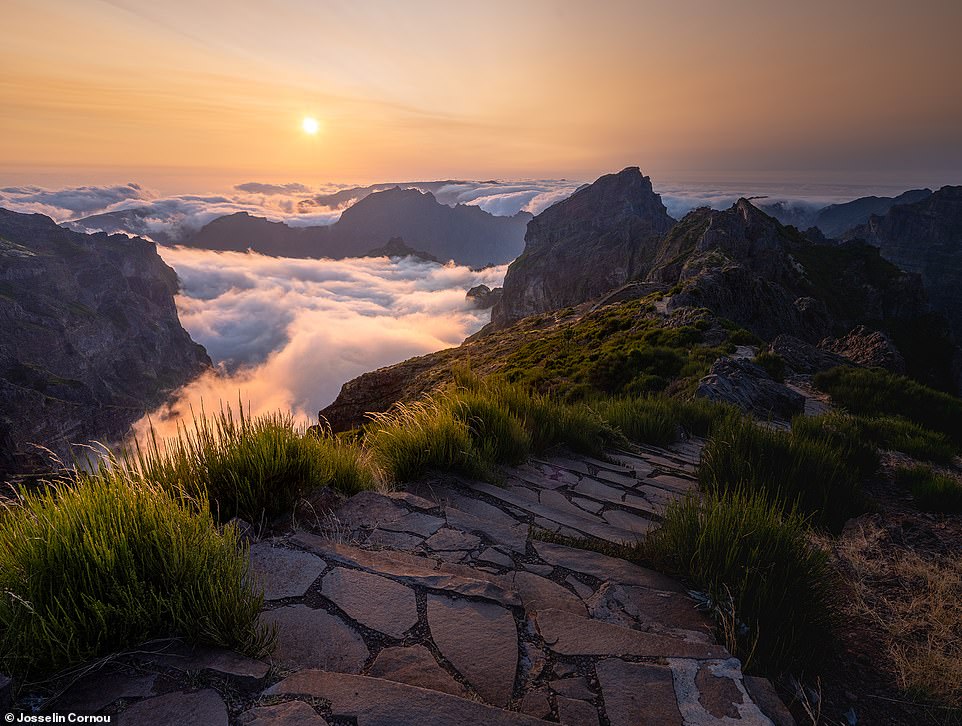 Dieses stimmungsvolle Foto entstand auf einem Wanderweg über den Wolken auf der Insel Madeira.  Cornou sagt, dass die Kulisse „eine wahre Schönheit wie keine andere“ bietet und fügt hinzu: „Man fühlt sich buchstäblich wie oben auf der Welt.“