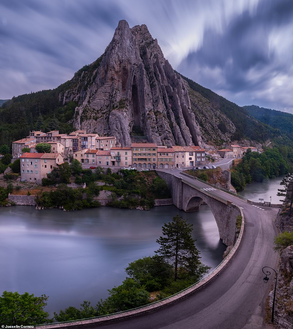 Dieses auffällige Bild zeigt die historische französische Stadt Sisteron, die unterhalb der Felsformation „Rocher de la Baume“ am Ufer des Flusses Durance liegt.  Cornou schreibt auf Instagram, dass es ein Teil Frankreichs sei, den „nur wenige Menschen kennen“.