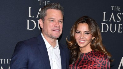 Matt Damon und Luciana Barrosos Relationship Timeline 2022 rotes Kleid mit Cheeta-Print