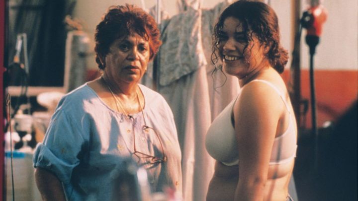 Lupe Ontiveros und America Ferrera als Carmen und Ana García, die im Film „Real Women Have Curves“ in die gleiche Richtung blicken.
