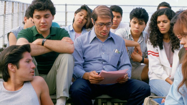 Edward James Olmos als Jaime Escalante, umgeben von seinen Schülern im Film Stand and Deliver.