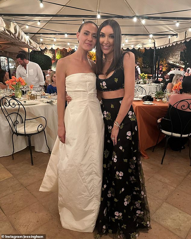Mehrere Gäste markierten den freudigen Anlass auf Instagram, darunter Cousine Jess Ingham (rechts), die aufgrund von Terminkonflikten nicht an der Hochzeit von Tamie oder Johnny teilnahm