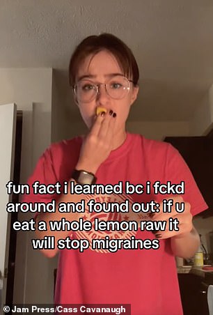 Cass Cavanaugh, 21, aus Missouri, die nicht-binär ist, hat letzten Monat ein Video gepostet, das zeigt, wie sie eine ganze Zitrone roh essen.  Sie hatten Lebensmittel zur Linderung ihrer Migräne getestet, als sie herausfanden, dass Zitrone die Schmerzen lindert