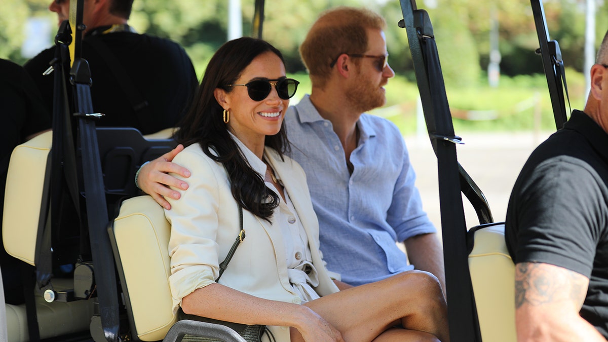 Prinz Harry und Meghan Markle fahren in einem Golfwagen