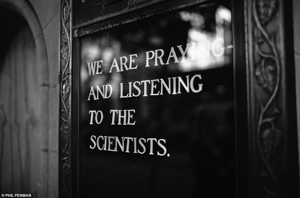 Auf einem Foto eines Schildes vor einer New Yorker Kirche steht: „Wir beten – und hören den Wissenschaftlern zu.“