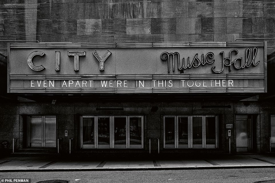 Ein unheimliches Bild zeigt einen ungewöhnlich leeren Raum vor der Radio City Music Hall im April 2020