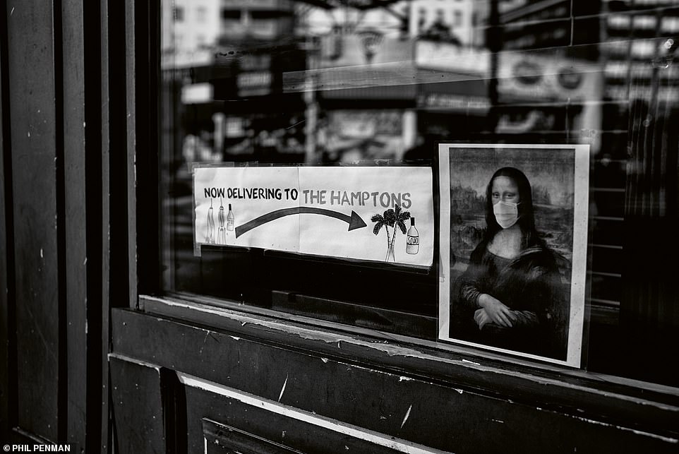 Auf einem Restaurantschild in der 42nd Street steht neben einem Bild der Mona Lisa mit Maske: „Jetzt wird in die Hamptons geliefert“.