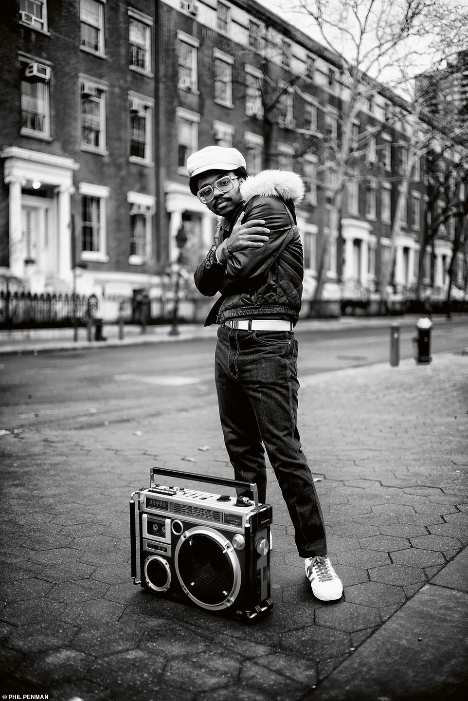 Das neue Buch „New York Street Diaries“ des Fotografen Phil Penman gibt einen Einblick in die ruhige Seite der Stadt mit Bildern von New Yorker Persönlichkeiten wie diesem Mann, der neben einer tragbaren Stereoanlage auf dem Washington Square posiert