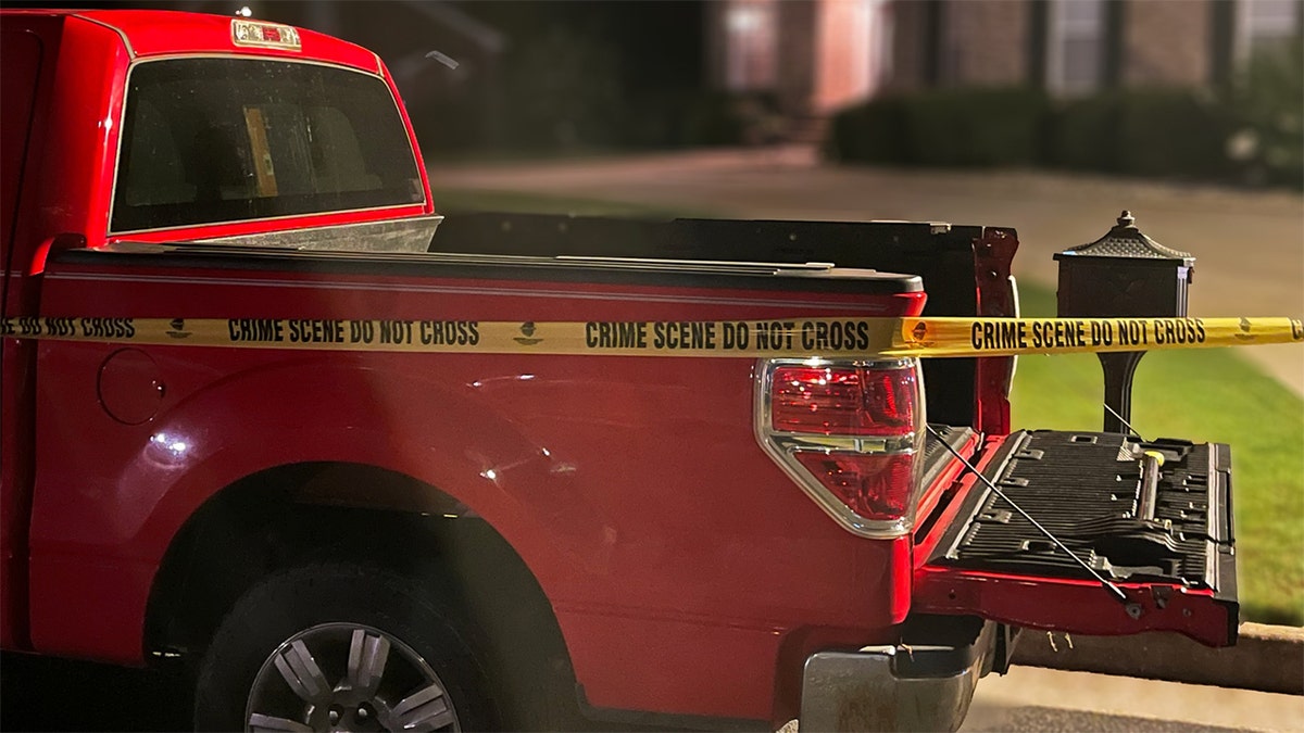 Am Tatort wurde ein roter Ford-Lastwagen gefunden