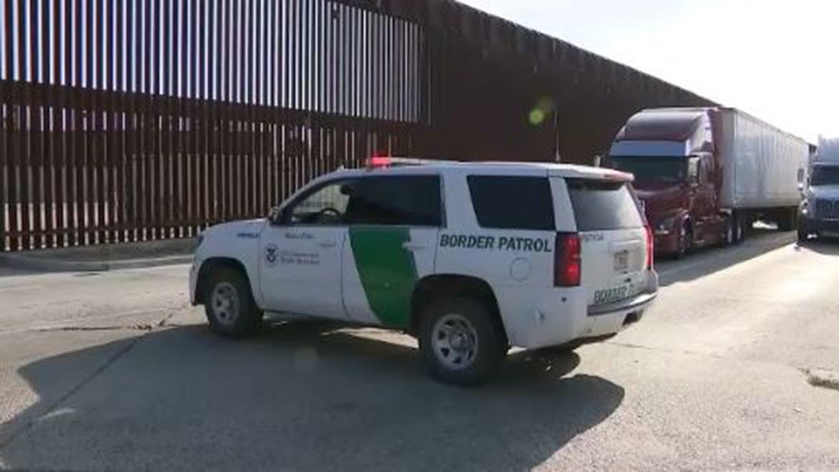 Die Behörden untersuchen den Tatort, nachdem eine Frau von der Grenzmauer zwischen den USA und Mexiko in der Nähe von Otay Mesa gestürzt ist