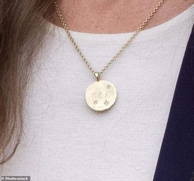 Die 41-jährige Prinzessin von Wales entschied sich für die Goldkette im Wert von 1.070 £ mit der Gravur „GCL“ für Prinz George, Prinzessin Charlotte und Prinz Louis