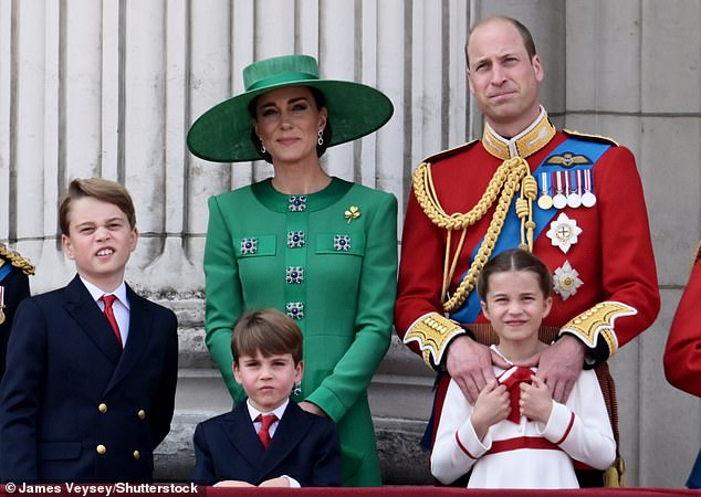Prinz George, Catherine Princess of Wales, Prinz Louis, Prinz William und Prinzessin Charlotte auf dem Balkon des Buckingham Palace im Juni