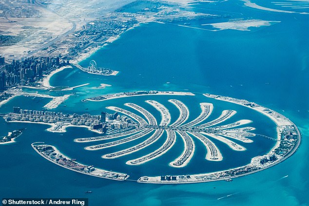 Dubai, das an der Spitze neuer Technologien steht, beherbergt drei beeindruckende Wunder der Moderne.  Seine künstlichen Inseln „The World“ und „The Universe“ standen auf der Liste, zusammen mit der Palm Jumeirah (im Bild) und dem Burj Khalifa