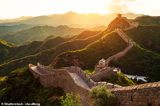 Es überrascht nicht, dass die Chinesische Mauer ganz oben auf der Liste steht.  Die unglaubliche Mauer – die bereits zum UNESCO-Weltkulturerbe gehört – wurde vom 3. Jahrhundert v. Chr. bis zum 17. Jahrhundert n. Chr. erbaut und ist unglaubliche 12.400 Meilen (20.000 Kilometer) lang