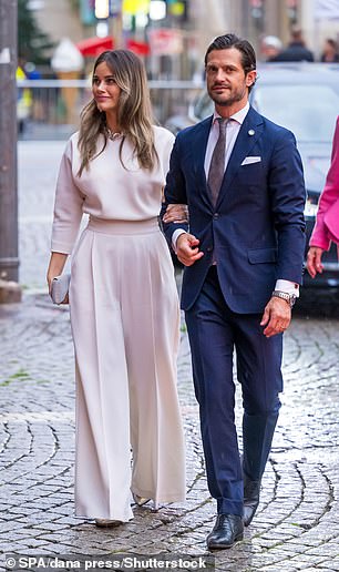Prinzessin Sofia, die sich am Arm ihres Mannes festhielt, entschied sich für ein cremefarbenes Outfit, während der Prinz sich für einen dunkelblauen Anzug entschied