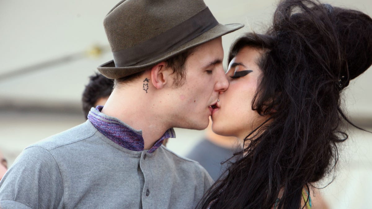 Amy Winehouse küsst Blake Fielder-Civil