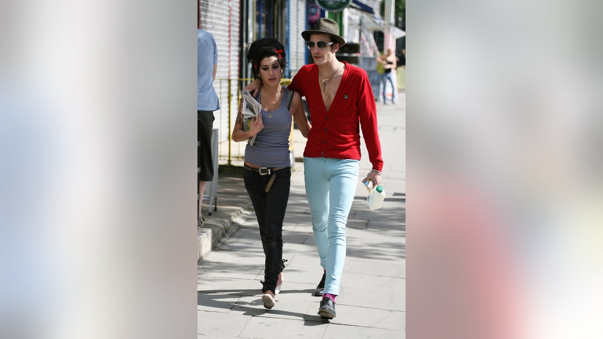 Amy Winehouse geht mit Blake Fielder-Civil spazieren
