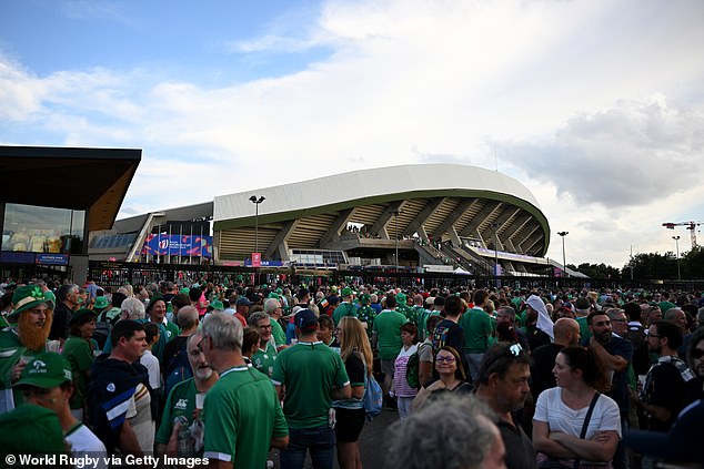 Vor dem Spiel Irlands gegen Tonga versammeln sich Menschenmengen vor dem Stade de la Beaujoire