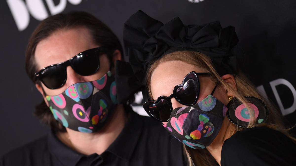 Sia und Ehemann Dan Bernard maskiert bei der Premiere