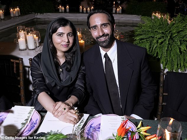 Die 26-jährige Nobelpreisträgerin, die in Pakistan geboren wurde und heute in Birmingham lebt, entschied sich zu diesem Anlass für ein elegantes schwarzes Kleid mit goldenen Knöpfen