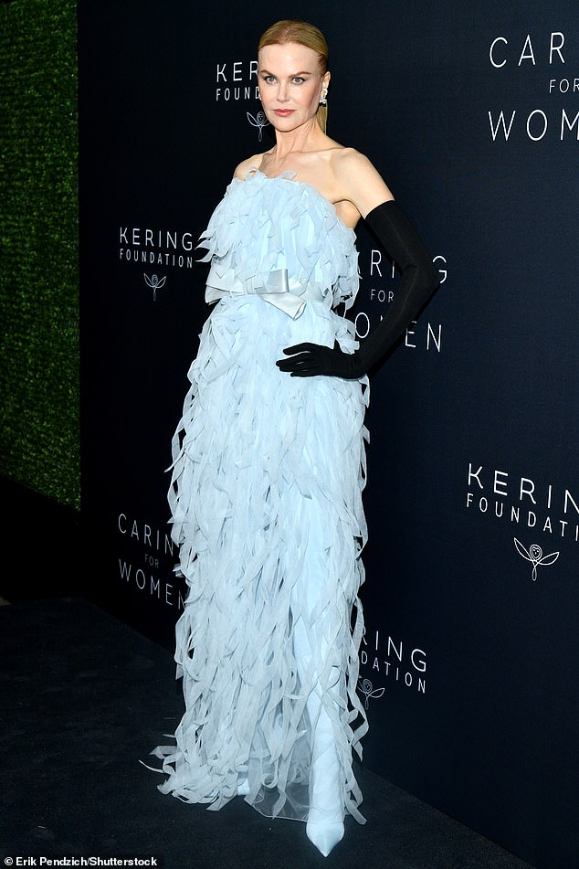 Wahnsinn!  Nicole Kidman präsentierte sich selbst glamourös in einem atemberaubenden hellblauen Kleid mit dramatischem Federaufsatz