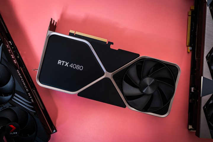 Nvidia GeForce RTX 4080 liegt auf einer rosa Oberfläche.