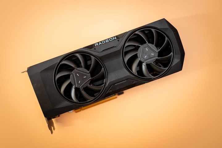 AMD RX 7800 XT Grafikkarte auf orangefarbenem Hintergrund.