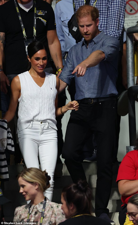 Zu diesem Anlass trug die Herzogin eine elegante weiße Pulloverweste von Ralph Lauren und dazu passende Jeans