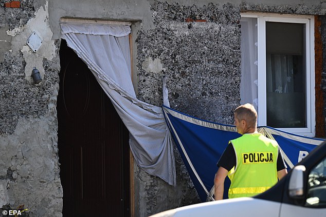 Polizeieinsatz am Fundort der Leichen von drei Neugeborenen im Keller eines Hauses in Czerniki, Gemeinde Stara Kiszewa in der Kaschubei, Nordpolen, 16. September 2023