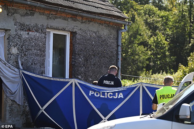 Die Polizei durchsucht weiterhin das Grundstück, um festzustellen, ob weitere Leichen im Haus versteckt sind