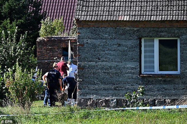 Die Polizei arbeitet an der Stelle, an der die Leichen von drei Neugeborenen im Keller eines Hauses in Czerniki, Gemeinde Stara Kiszewa in der Kaschubei, Nordpolen, entdeckt wurden