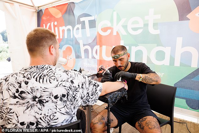 Pop-up-Tattoo-Studios (oben) wurden kürzlich beim Frequency Festival und beim Electric Love Festival in Österreich eingerichtet, und die ersten drei Personen, die sich bei jeder Veranstaltung meldeten, erhielten den Pass