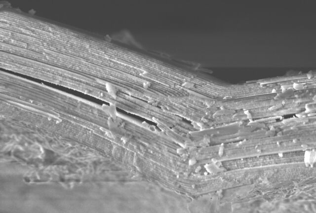 Äußerst regelmäßige, nanometerdicke Quarzschichten bilden metallische Patina auf einem römischen Glasfragment.