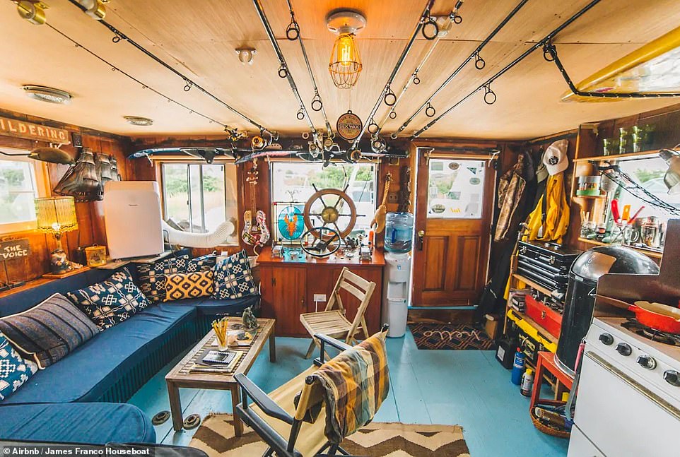 Die schwimmende Ein-Schlafzimmer-Unterkunft – die auch auf Airbnb zu einem Preis von 149 US-Dollar pro Nacht verfügbar ist – liegt derzeit an einem Yachthafen in der Nähe von Rockaway Beach in Queens und etwa eine Autostunde von Manhattan entfernt