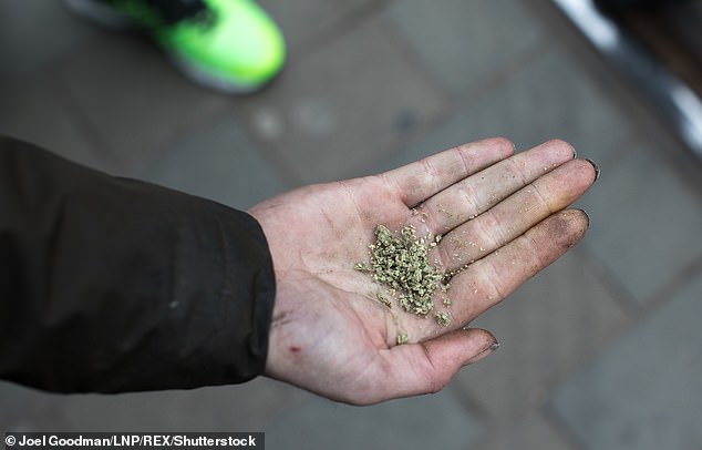 Ein Obdachloser streckt seine Hand aus, um ein Gewürz zu zeigen, das er gekauft hat und konsumieren möchte (Aktenfoto)